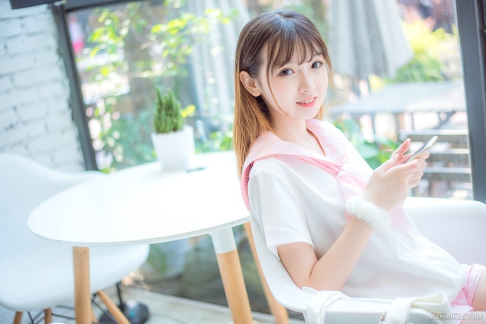 “也对。”庞统点点头：“既然刘将军执意强辩，统也不与你争论，就当你所言是对的，那就说说下一个话题，两国交锋，不斩来使，庞某此来，一路拜关而入，依足了礼数，如今还未开口，刘将军却直接将我拿下，难道这蜀中之地，与我中原大地待客之道有所不同？”